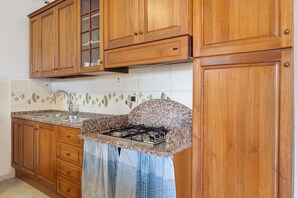 Refrigerador, placa de cocina, utensilios de cocina