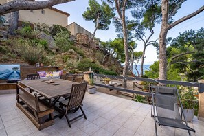 Outdoor dining - Holiday Home 'Villa Calanques' with Sea View, Private Terrace and Wi-Fi (Ensuès-la-Redonne)