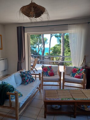 TV, video-game console, DVD player, stereo - Holiday Home 'Villa Calanques' with Sea View, Private Terrace and Wi-Fi (Ensuès-la-Redonne)