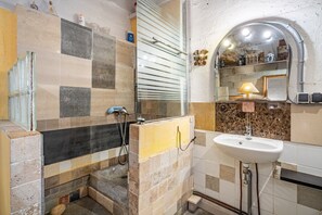 Shower, free toiletries, hair dryer, towels - Holiday Home 'Villa Calanques' with Sea View, Private Terrace and Wi-Fi (Ensuès-la-Redonne)