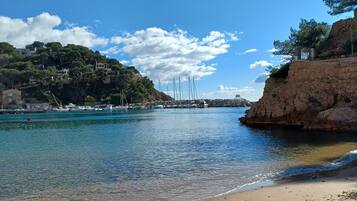Una spiaggia nelle vicinanze