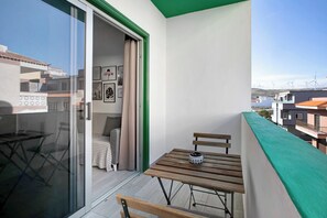 Outdoor dining - Vacation Apartment 'Apartamento Kalma' with Balcony and Wi-Fi (Las Eras)