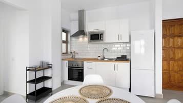 Frigorífico, microondas, horno y placa de cocina