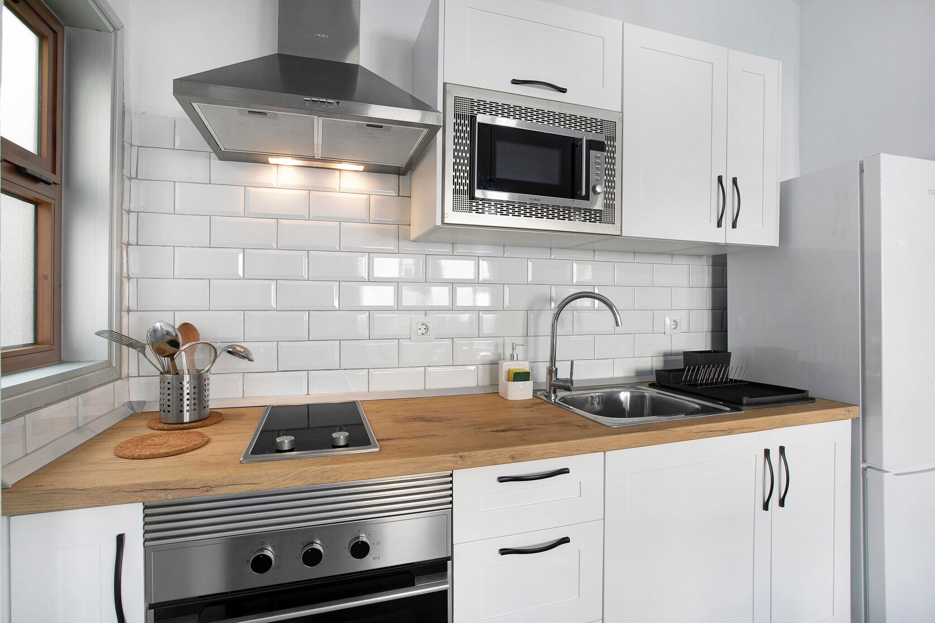 Een koelkast, een magnetron, een oven, een kookplaat