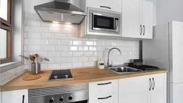 Een koelkast, een magnetron, een oven, een kookplaat