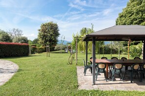 Outdoor dining - Holiday Home 'Villa Moderna Resort' with Private Pool, Wi-Fi and Air Conditioning (Borgo San Lorenzo)