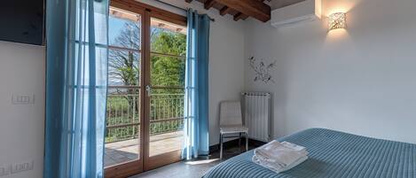 6 bedrooms, iron/ironing board, free WiFi, bed sheets