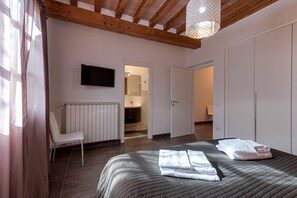 6 bedrooms, iron/ironing board, free WiFi, bed sheets