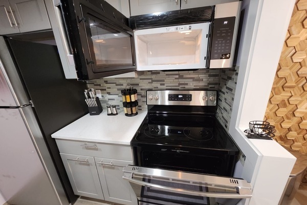 Geladeira, micro-ondas, fogão, cooktop