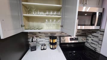 Cafetera y tetera, refrigerador, microondas y horno