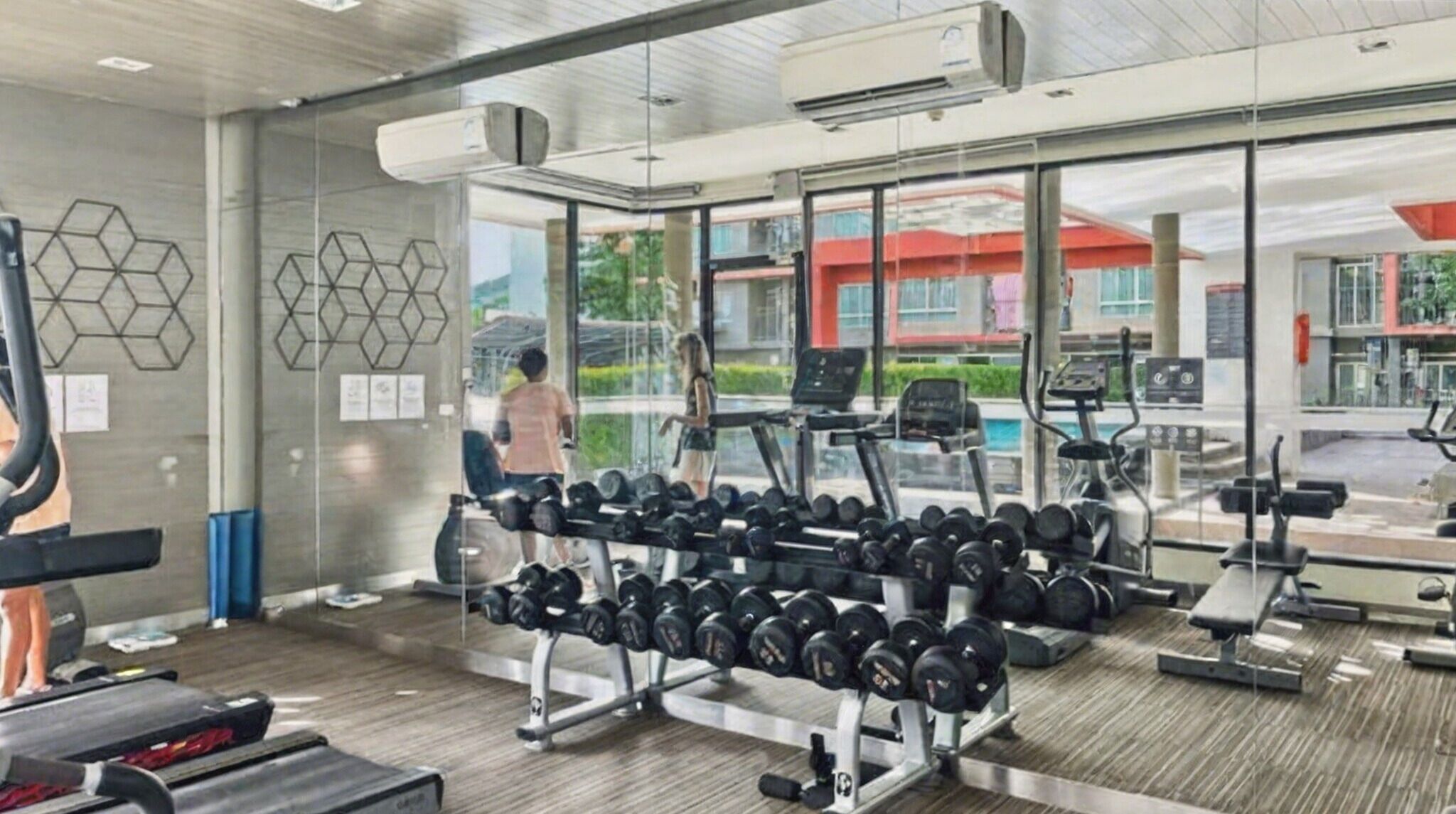 Een moderne sportschool met loopbanden, gewichten en fitnessapparatuur.
