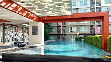 Una piscina al aire libre