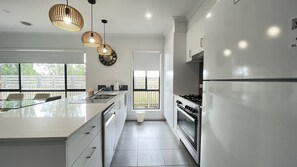 패밀리 하우스 | 전용 주방 | 냉장고, 전자레인지, 오븐, 쿡탑