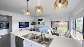 Familienhaus | Wohnbereich | 65-Zoll-Flachbildfernseher mit Digitalempfang