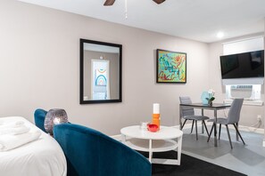 Desk, iron/ironing board, travel crib, free WiFi - Studio @ Montrose 10! Downtown, Medical Center, Stadium ⭐️⭐️⭐️⭐️⭐️ (Houston)