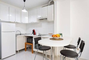 Micro-ondes, four, plaque de cuisson, cafetière/bouilloire