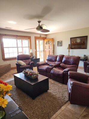 Smart-TV, Kamin, Tischtennisplatte