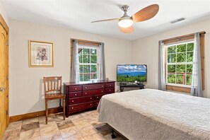 Room - Great House, Great Vibe. Lake Access/View, Clean, Quiet, Family Pet Friendly. (Sevierville)