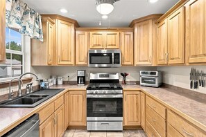Unclassified image, 3 of 50, button - Great House, Great Vibe. Lake Access/View, Clean, Quiet, Family Pet Friendly. (Sevierville)