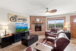 Living area - Great House, Great Vibe. Lake Access/View, Clean, Quiet, Family Pet Friendly. (Sevierville)