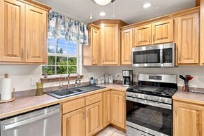 Private kitchen - Great House, Great Vibe. Lake Access/View, Clean, Quiet, Family Pet Friendly. (Sevierville)