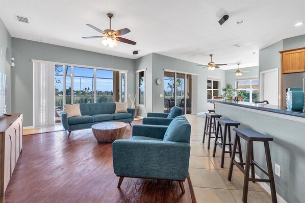 Smart TV, foosball, offices - Villa Pelican - 3 beds/2.5 baths heated pool home in Cape Coral - Palmetto Pine Golf Club (Cape Coral)