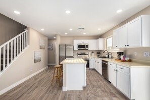 Fridge, microwave, oven, stovetop - Luxury Remodel in Phoenix ~ EV Charger, Putting Green, Family & Pet-Friendly (Phoenix)