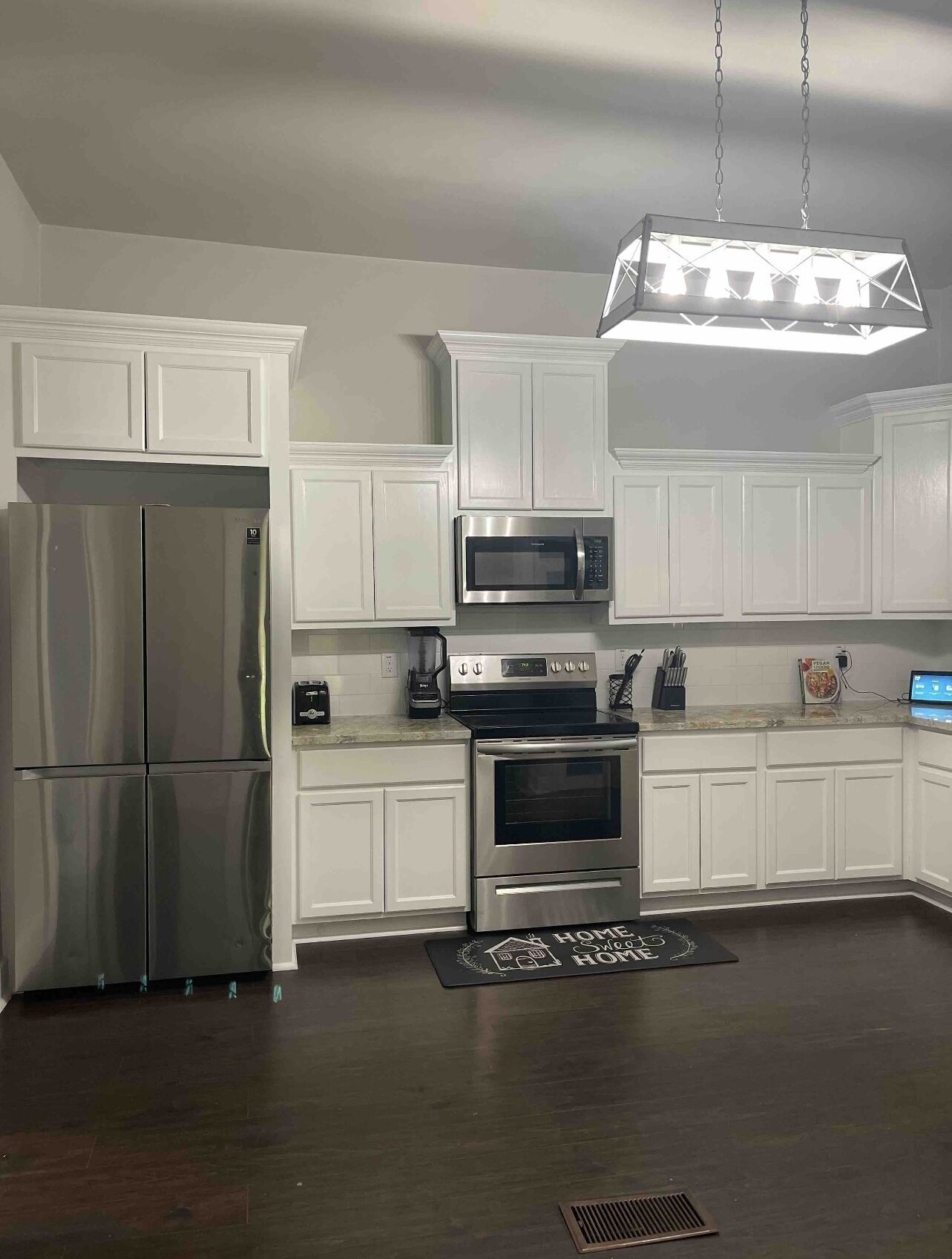 Microondas, horno, placa de cocina y lavavajillas