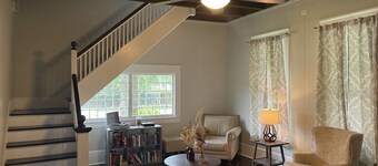 Charming Old Style Cottage. Pet Friendly!