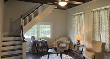 Charming Old Style Cottage. Pet Friendly!