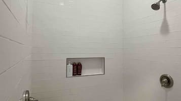 Douche, sĂšche-cheveux, serviettes fournies, savon