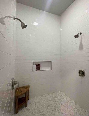 Douche, sèche-cheveux, serviettes fournies, savon