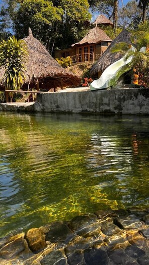 Piscine extérieure, cabanons gratuits, maîtres-nageurs sur place
