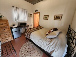 1 slaapkamer, een strijkplank/strijkijzer, wifi, beddengoed