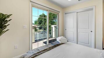 4 bedrooms, desk, iron/ironing board, WiFi