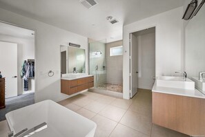 Regadera, toallas, papel de baño