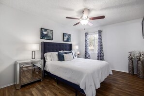 3 bedrooms, iron/ironing board, free WiFi, bed sheets - Billie Jean, Lake Travis - Sleeps 8 Lake Access (Point Venture)