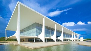 Un edificio moderno con una estructura blanca distintiva y fachada de vidrio.