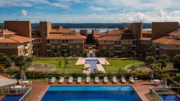 4 outdoor pools, a heated pool, open 7:00 AM to 10:00 PM, pool umbrellas