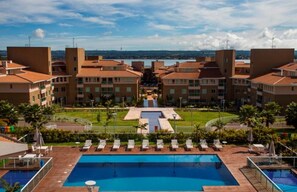 4 outdoor pools, a heated pool, open 7:00 AM to 10:00 PM, pool umbrellas - The Sun Resort - Super Apartamento de 2 Quartos (Brasília)