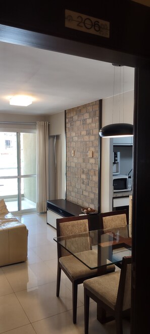 Căn hộ dành cho gia đình, 2 phòng ngủ, không hút thuốc, 2 phòng tắm | Khu phòng khách | Smart TV 46-inch có truyền hình cáp, đồ chơi, văn phòng