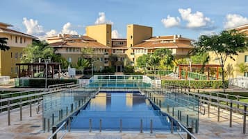 4 outdoor pools, a heated pool, open 7:00 AM to 10:00 PM, pool umbrellas