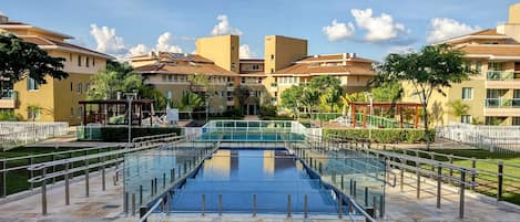 4 albercas al aire libre, alberca climatizada y sombrillas en la alberca