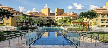 4 outdoor pools, a heated pool, open 7:00 AM to 10:00 PM, pool umbrellas