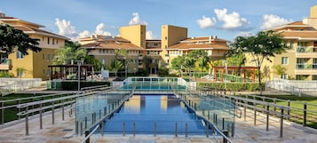 4 piscinas al aire libre, una piscina climatizada, sombrillas
