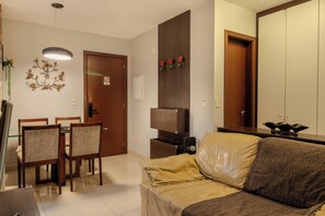 Departamento familiar, 2 habitaciones, para no fumadores, 2 baños | Área de sala de estar | Smart TV de 46 pulgadas con canales por cable, juguetes y bocina smart