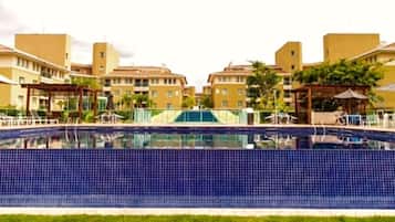 4 outdoor pools, a heated pool, open 7:00 AM to 10:00 PM, pool umbrellas