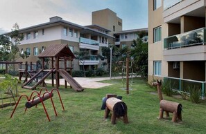 Căn hộ dành cho gia đình, 2 phòng ngủ, không hút thuốc, 2 phòng tắm | Khu phòng khách | Smart TV 46-inch có truyền hình cáp, đồ chơi, văn phòng