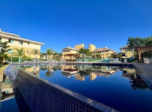 4 outdoor pools, a heated pool, open 7:00 AM to 10:00 PM, pool umbrellas - The Sun Resort - Super Apartamento de 2 Quartos (Brasília)