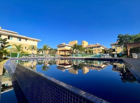 4 piscinas al aire libre, una piscina climatizada, sombrillas